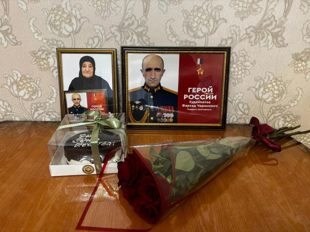 В Каспийске представители социальной службы Минтруда РД посетили семью Героя России Фархада Чаримовича  Худайнатова